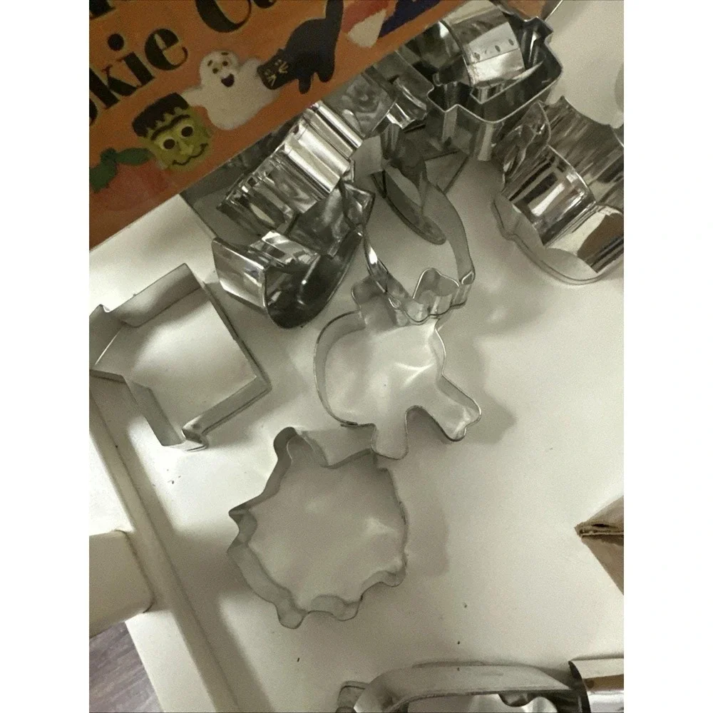 HALLOWEEN COOKIE CUTTERS – 40 SHAPES W/CARRIER CONTAINER – NEW OLD STOCK
